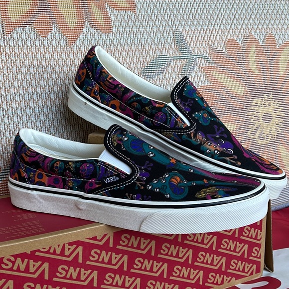 Vans Classic Slip-On
Trippy Drip Black Multi
VNOA7Q5DOZB
Men’s sneakers - Picture 6 of 16